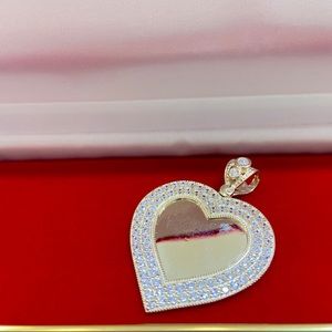 Heart shaped picture pendant in yellow gold 💛